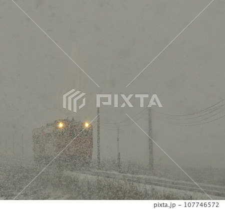 雪の中を走る列車 107746572