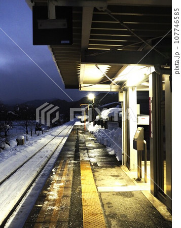 冬の朝の光に照らされる線路 107746585