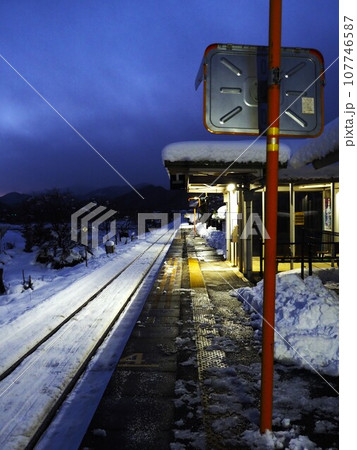 冬の朝、雪の積もった線路 冬の朝、雪の積もった線路 107746587