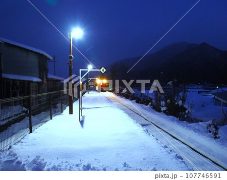 雪の中を走るローカル線 雪の中を走るローカル線 107746591