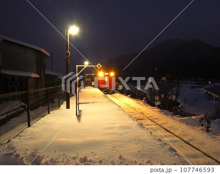 冬の朝、雪の中を走るローカル列車 冬の朝、雪の中を走るローカル列車 107746593