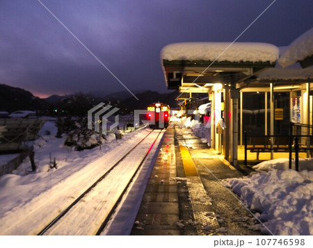 冬の朝、雪の中を走るローカル列車 冬の朝、雪の中を走るローカル列車 107746598