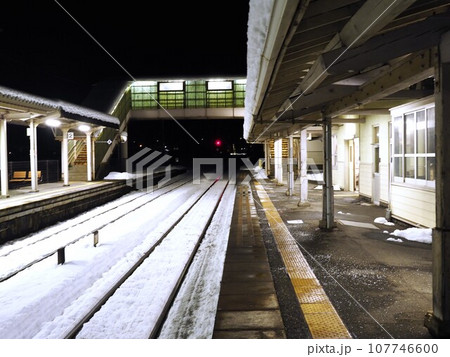 雪の中を走るローカル線 107746600