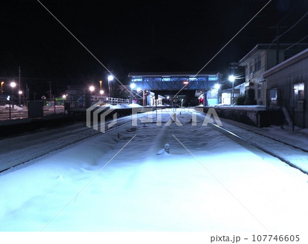 雪の積もった駅 107746605
