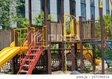 都会のカラフルな滑り台 都会のカラフルな滑り台 107746818