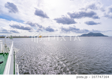 津軽海峡フェリー函館ターミナル　離岸　函館山　船旅 107747164