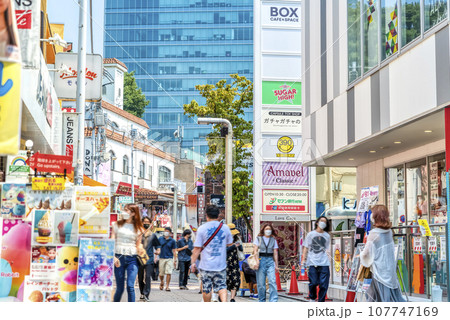 東京渋谷の都市風景　原宿・竹下通り 107747169