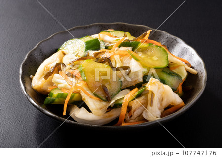 塩昆布と野菜の漬け物 (きゅうり キャベツ 人参) 塩昆布と野菜の漬け物 (きゅうり キャベツ 人参) 107747176