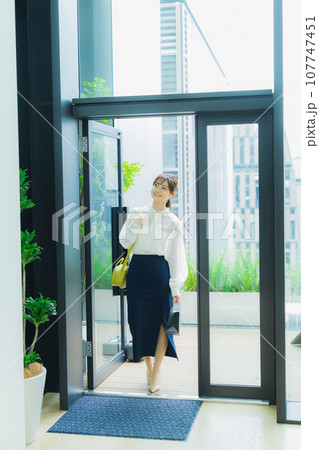 女性　ショッピング 107747451