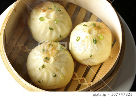 蒸籠で蒸された熱々小籠包を黒背景で俯瞰撮影 蒸籠で蒸された熱々小籠包を黒背景で俯瞰撮影 107747823