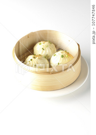 蒸籠で蒸された熱々小籠包を白背景で撮影 107747846