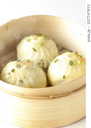 蒸籠で蒸された熱々小籠包を白背景で撮影 107747853