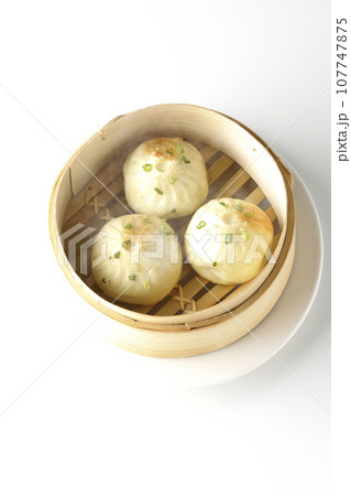 蒸籠で蒸された熱々小籠包を白背景で俯瞰撮影 107747875