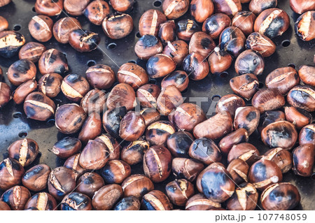 Grilled chestnuts being selled at stalls in autumn. 107748059