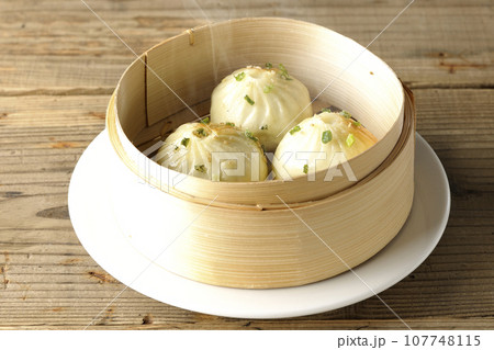 蒸籠で蒸された熱々の小籠包 107748115