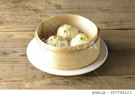 蒸籠で蒸された熱々の小籠包 蒸籠で蒸された熱々の小籠包 107748123