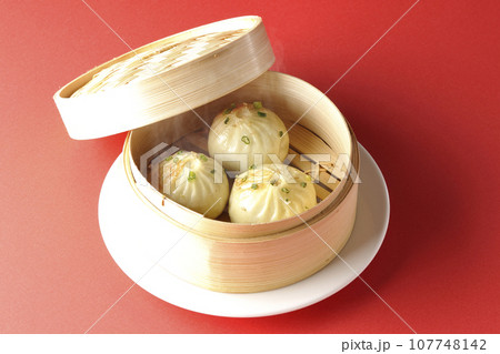 蒸籠で蒸された熱々の小籠包 107748142