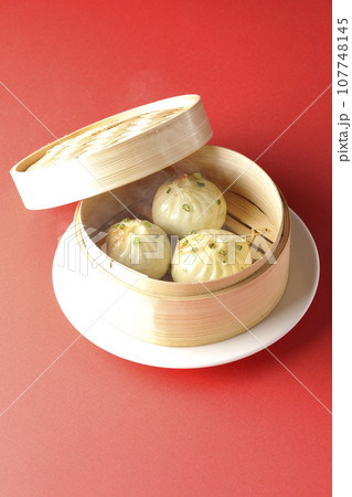 蒸籠で蒸された熱々の小籠包 107748145