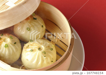 蒸籠で蒸された熱々の小籠包 107748154