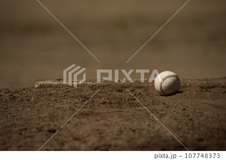地面に落ちた野球のボール　ピッチャーマウンド 107748373