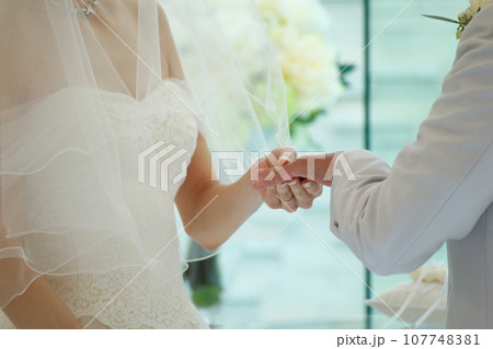 婚約指輪をはめる新郎 107748381