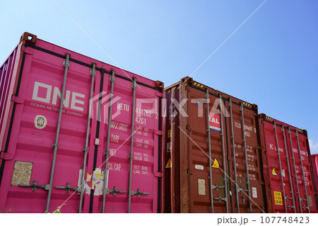 晴天に映えるカラフルな海上コンテナ（ONE） 107748423