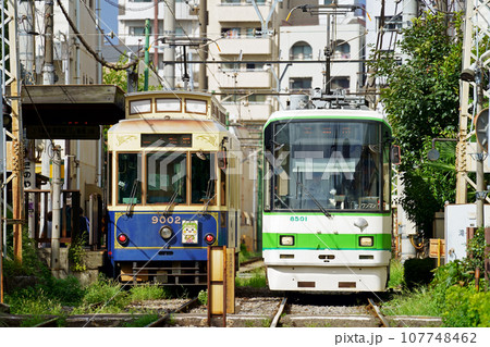 庚申塚駅ですれ違う都電荒川線8500形と9000形車両 107748462