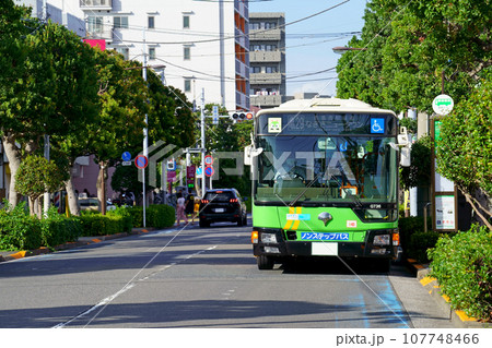 並木通りのバス停に停車する都営バス（三菱ふそう・エアロスター） 107748466