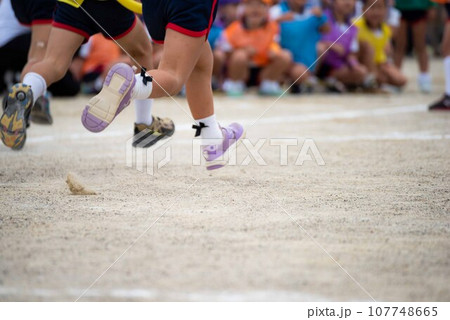 運動会で走る小学生 107748665