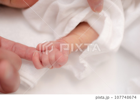 小さな手 107748674