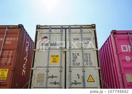 カラフルで個性のある海上コンテナ カラフルで個性のある海上コンテナ 107748682
