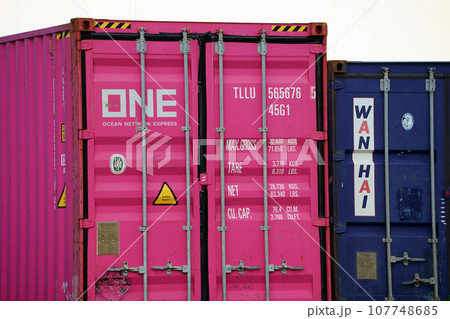 カラフルでカワイイONEとWANHAIの海上コンテナ カラフルでカワイイONEとWANHAIの海上コンテナ 107748685