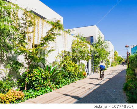下北線路街　線路跡地開発で誕生した新しい街 107748917