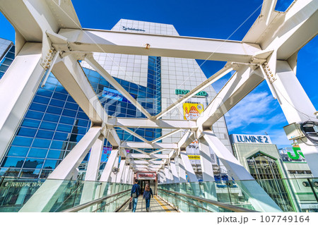 日本の東京都市景観 10月・新宿駅（南口）前などを望む（画面右側にJR新宿駅南口）＝13日 107749164