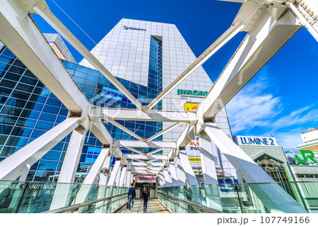 日本の東京都市景観 10月・新宿駅（南口）前などを望む（画面右側にJR新宿駅南口）＝13日 107749166