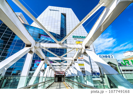 日本の東京都市景観 10月・新宿駅（南口）前などを望む（画面右側にJR新宿駅南口）＝13日 107749168