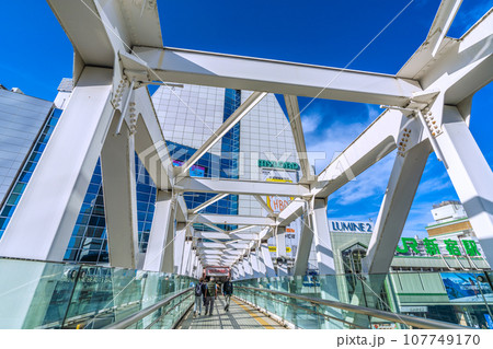 日本の東京都市景観 10月・新宿駅（南口）前などを望む（画面右側にJR新宿駅南口）＝13日 107749170