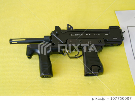 展示される航空自衛隊のサブマシンガン 展示される航空自衛隊のサブマシンガン 107750007