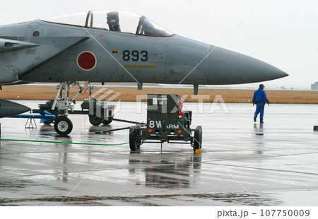 雨の中で離陸準備をする航空自衛隊のF-15戦闘機 107750009
