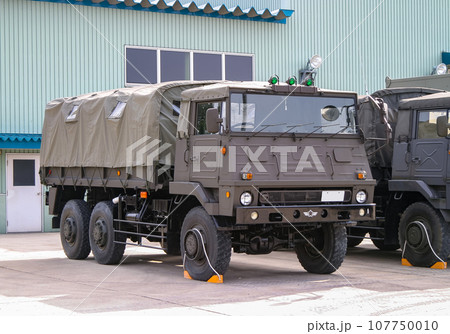 駐車中の航空自衛隊の大型トラック 107750010
