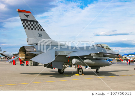 展示中のアメリカ空軍の戦闘機 F-16C 107750013