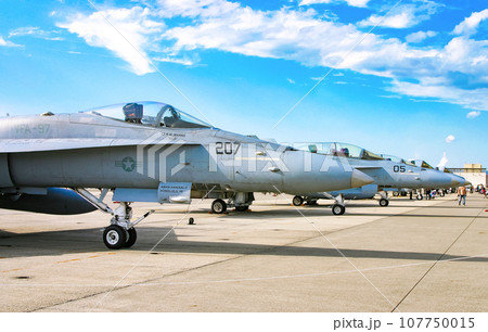 航空祭で展示される米軍の戦闘機 107750015