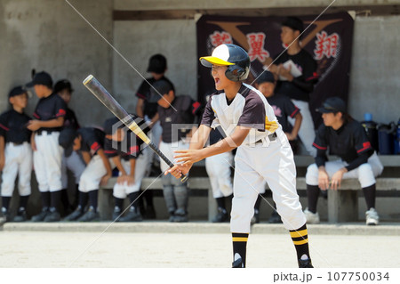 打席で気合を入れる左バッター(少年野球) 打席で気合を入れる左バッター(少年野球) 107750034