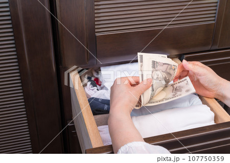 【主婦がたんすの引き出の一万円札を数える】 【主婦がたんすの引き出の一万円札を数える】 107750359