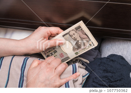 【たんすに札束を隠す主婦】 107750362