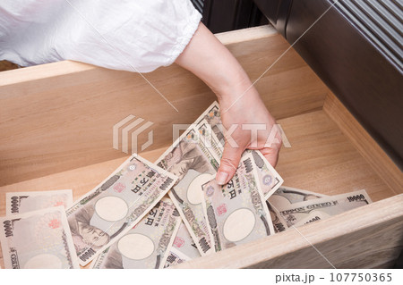 【主婦がたんすの引き出しに一万円札を隠す】 107750365