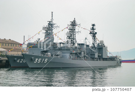 停泊中の海上自衛隊練習艦 107750407