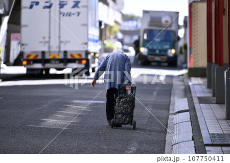 日本の横浜都市景観　高齢化社会…行く手を阻むのは…＝横浜市内で 107750411