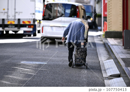 日本の横浜都市景観　高齢化社会…行く手を阻むのは…＝横浜市内で 107750413