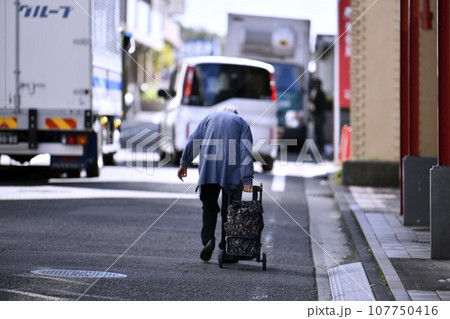 日本の横浜都市景観　高齢化社会…行く手を阻むのは…＝横浜市内で 107750416